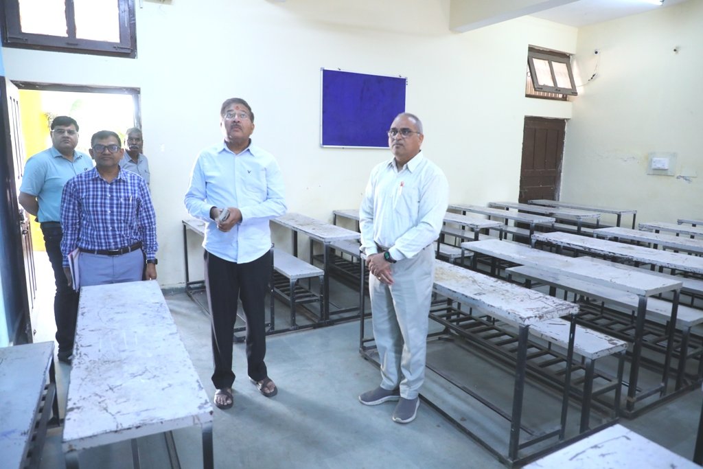 collectornemuch's tweet photo. म.प्र.राज्य सेवा आयोग की राज्य सेवा एवं राज्य वन सेवा प्रारंभिक परीक्षा 26 अप्रेल को
कलेक्टर श्री हिमांशु चंद्रा व आयोग के संभागीय पर्यवेक्षक श्री आशुतोष अवस्थी ने किया परीक्षा केंद्रों का निरीक्षण कर, तैयारियों का जायजा लिया।
#Neemuch
#MPPSE https://t.co/TfMaI5lCMk
