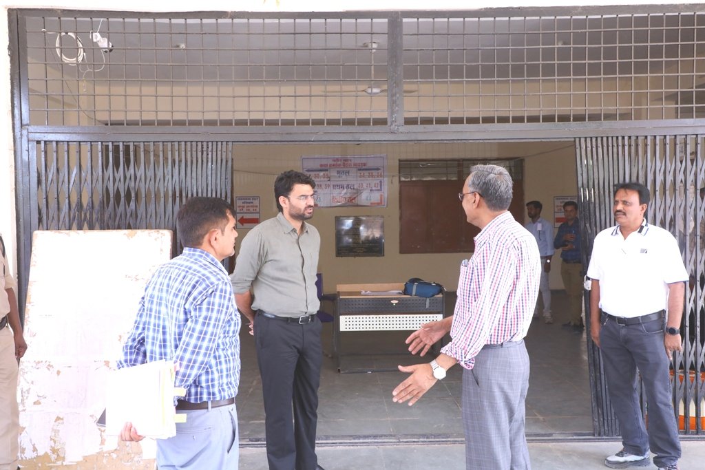 collectornemuch's tweet photo. म.प्र.राज्य सेवा आयोग की राज्य सेवा एवं राज्य वन सेवा प्रारंभिक परीक्षा 26 अप्रेल को
कलेक्टर श्री हिमांशु चंद्रा व आयोग के संभागीय पर्यवेक्षक श्री आशुतोष अवस्थी ने किया परीक्षा केंद्रों का निरीक्षण कर, तैयारियों का जायजा लिया।
#Neemuch
#MPPSE https://t.co/TfMaI5lCMk