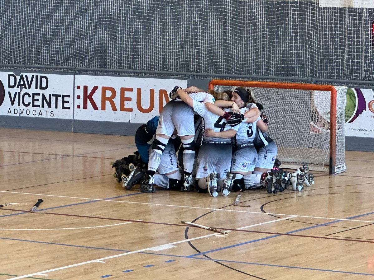 DiputacioLleida's tweet photo. Partit d’hoquei patins: @HCAlpicat-Las Rozas. El diputats @oscarciutadilla Joan Gilart i @Antonicarre han assistit al partit d’hoquei patins, corresponent a l’OK Lliga femenina, al pavelló Antoni Roure d’Alpicat.
#laforçadelsmunicipis https://t.co/IaLUBs7YJF