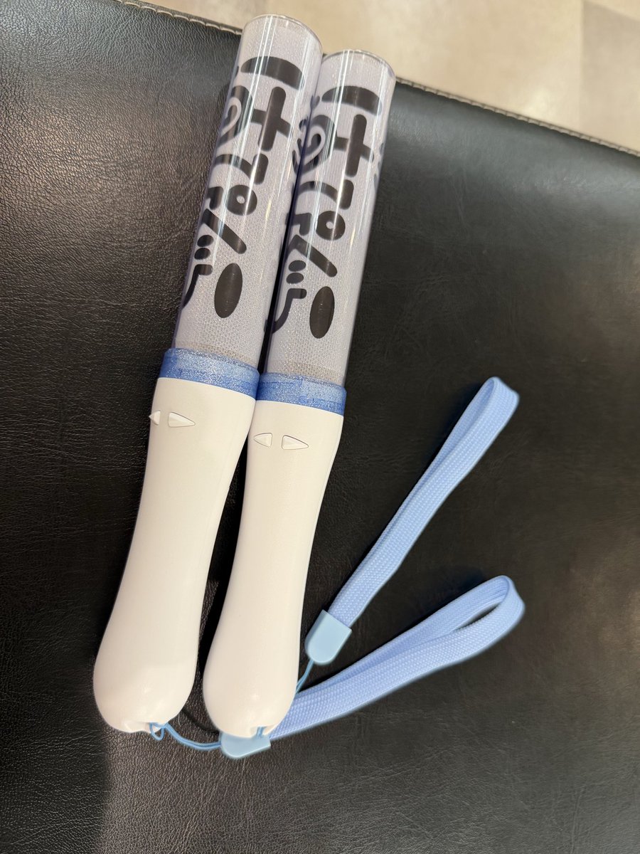 ちなみに100均で買ったものはペンライトです！✨
フィルムとリングの部分は同じ規格だったので、実際に今日の現場で振りました！