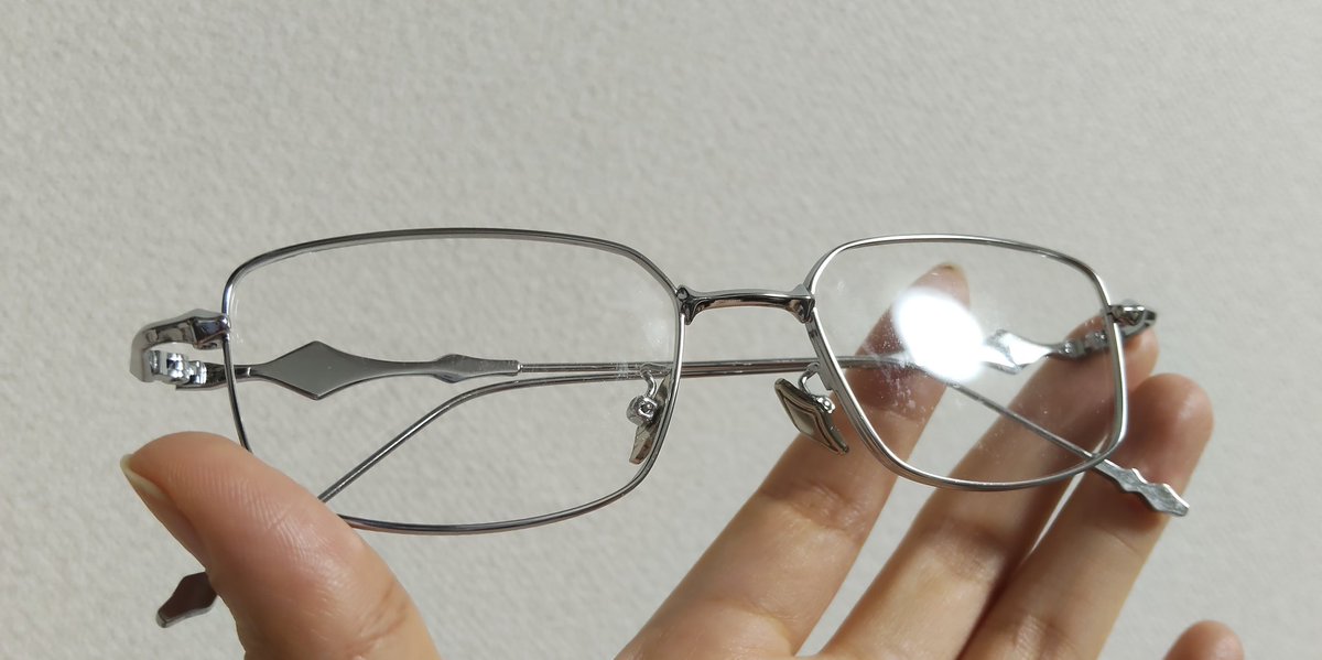 今日銀フレームのメガネ買ったんよな。これで私もお姉さんや