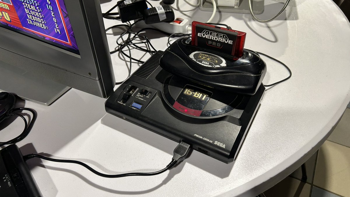 dr16bits's tweet photo. De retour de la Warp Zone organisée par l'ami @RetroPoloTV ! C'est ce week end si vous n'avez pas eu l'info et c'est vraiment top si vous cherchez une convention orientée sur le Retro, pas comme une certaine convention commerciale comme vous pouvez aussi croiser ce week end 🤣 https://t.co/93yeOpWSFL