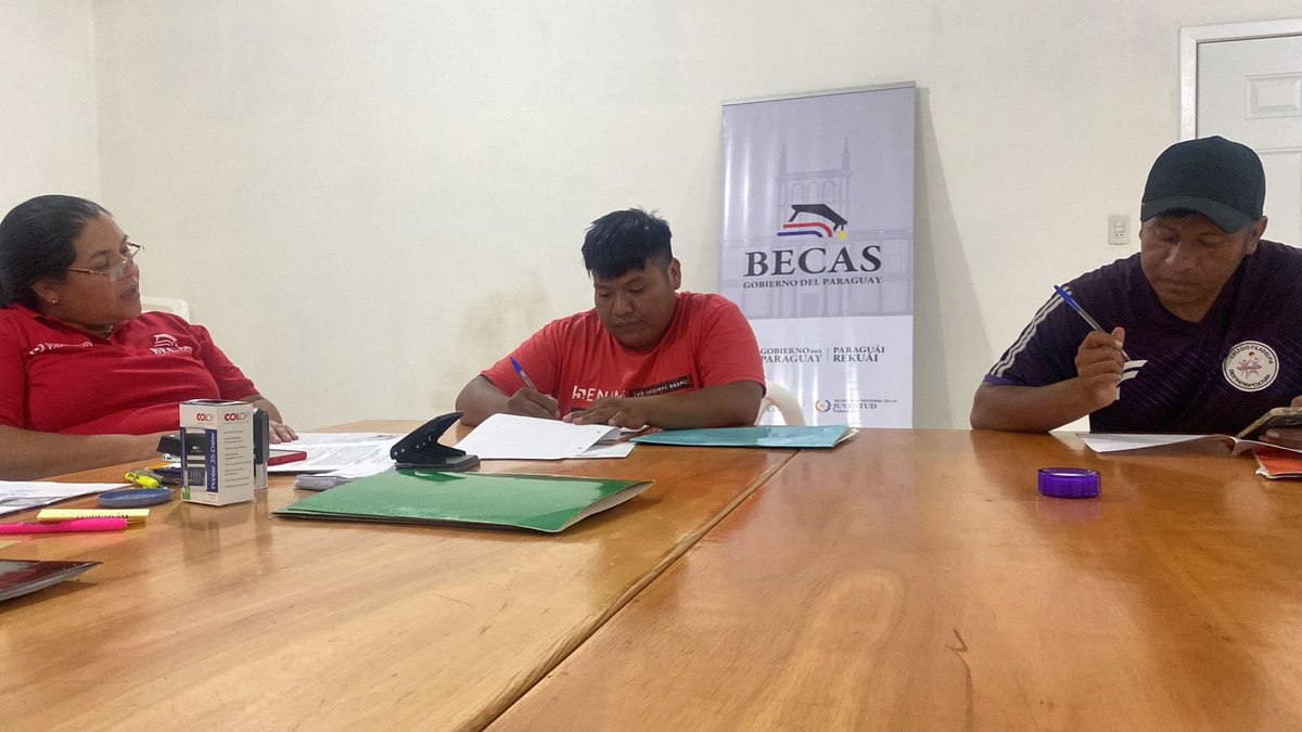 itaipuparaguay's tweet photo. #BecasGobPY🎓📚🇵🇾 Concluyó este viernes 24 el periodo de firma del Acuerdo de Compromiso de la Convocatoria 2026 del Programa Becas Gobierno del Paraguay, alcanzando un 97 % de participación de jóvenes beneficiarios en las 18 sedes habilitadas.
Con este paso, los nuevos becarios están en condiciones de acceder a los beneficios económicos que les permitirá costear sus estudios.
Más de 100 colaboradores de ITAIPU, de la Entidad Binacional Yacyretá, del MEC y de la Secretaría Nacional de la Juventud han apoyado las jornadas en las diferentes localidades del país.