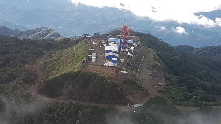 Lanzan explosivos desde drones contra radar aéreo de Santana en El Tambo, Cauca: al menos 10 detonaciones centrodenoticias24.com/2026/04/25/lan…