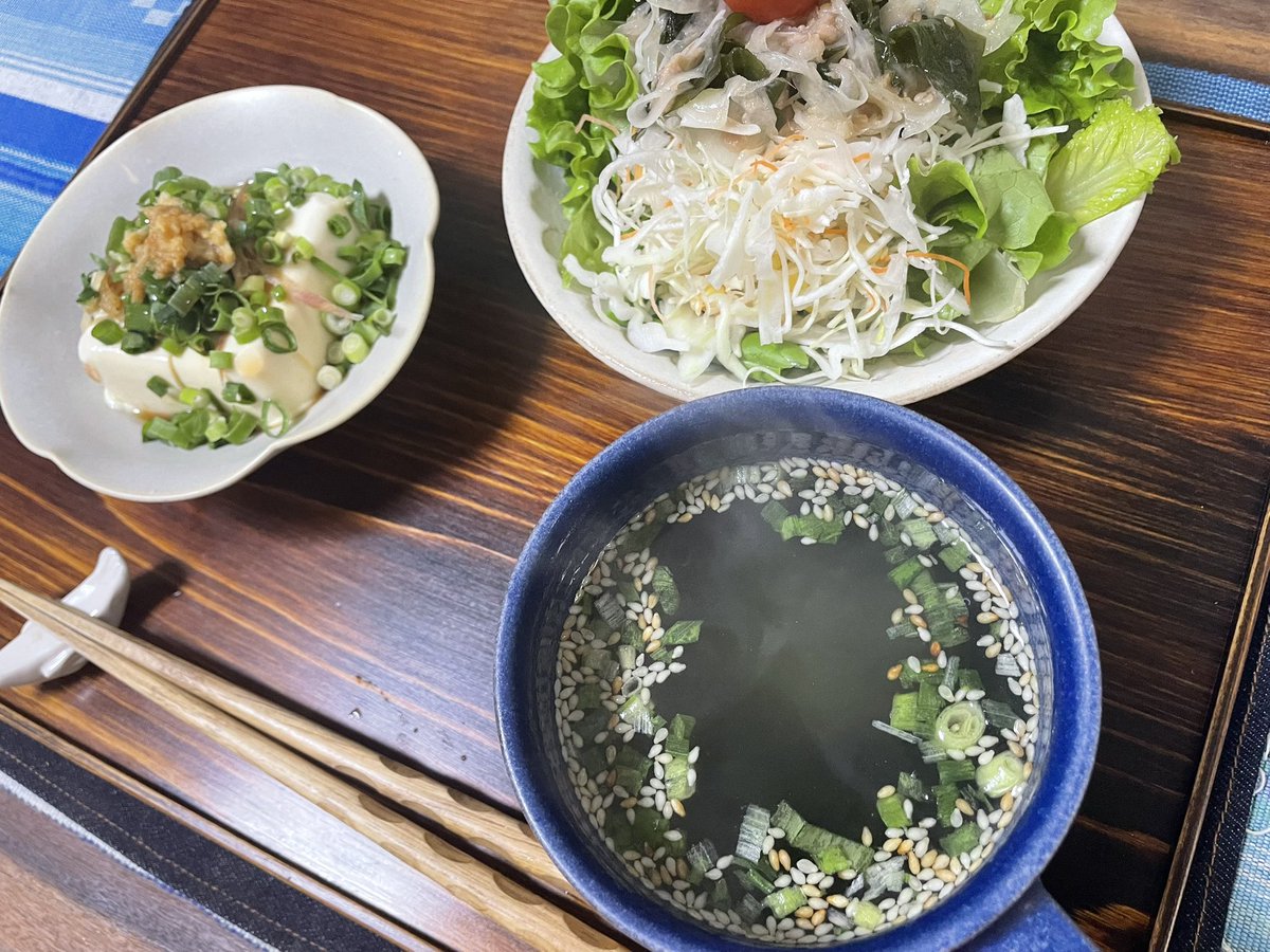 Tomo_Mrk3B01's tweet image. Hmm. A bit too light for dinner?😅
I’ve already grabbed some protein snacks since today’s workout finished. So I meant to cook healthy meal for #dinner tonight. But, well, it might look too healthy. Anyway, let’s eat😉
#cookingathome 
#おうちごはん 
#twinglish 
#Twitter家庭料理