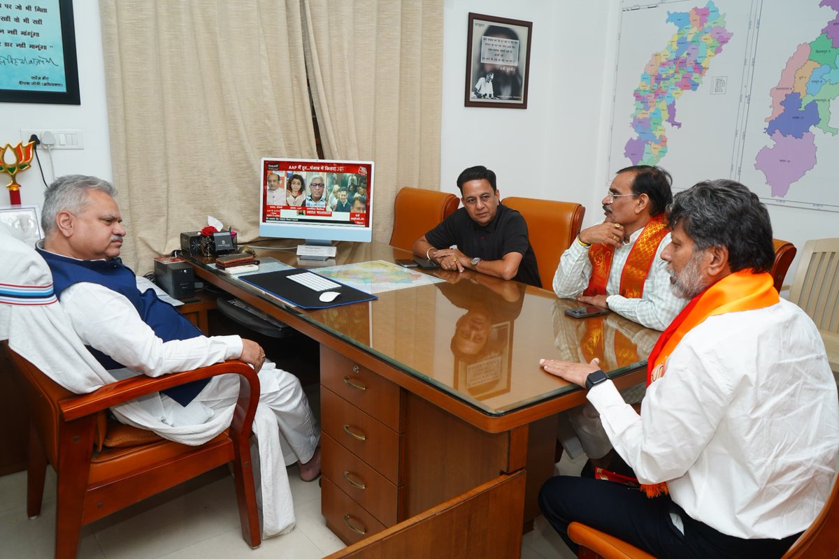 छत्तीसगढ़ प्रवास के दौरान आज प्रदेश भाजपा कार्यालय में क्षेत्रीय संगठन महामंत्री श्री <a href="/ajayjamwalbjp/">Ajay Jamwal</a> से भेंट की।