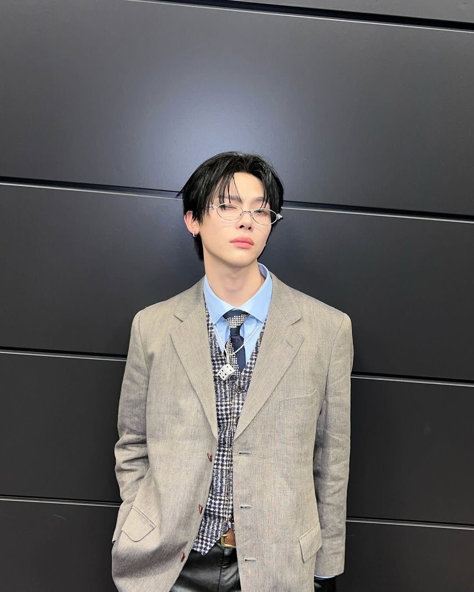 wenoirs's tweet image. 💸💸

#LUNÉSelcaDay #LUNÉJidoriDay #LSD #andTEAM_NICHOLAS #andTEAM #lunéville #lunétwt