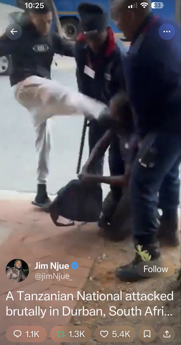 WendyFG39's tweet image. 3 white ppl in this clip,1 led beating looks out of his mind,removed him fm the men tried to help,handed him to paid blacks to do their dirty job

It’s a lawless #SA gove. even police couldn’t arrest gangs commit crime in-front of them
#FreeAfricaNow

May God #free #Afrika Amen🙏