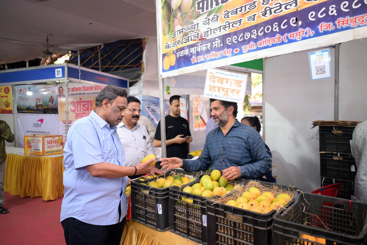 TawdeVinod's tweet photo. विलेपार्ले येथे कोकण विकास प्रतिष्ठानतर्फे आयोजित 'आंबा महोत्सवा'ला आज भेट दिली. या महोत्सवाचे खास वैशिष्ट्य म्हणजे, कोकणातील शेतकरी बांधव आपल्या बागेतील आंबे इथे थेट ग्राहकांपर्यंत घेऊन येतात. यामुळे मध्यस्थांचे कमिशन वाचून शेतकर्‍यांच्या कष्टांचा योग्य मोबदला थेट त्यांच्या खिशात जातो, ही अतिशय समाधानकारक बाब आहे. कोकणच्या मातीतील हा अस्सल हापूस आंबा उत्कृष्ट आणि दर्जेदार आहे. आंबाप्रेमींनी या महोत्सवाला आवर्जून भेट द्यावी.