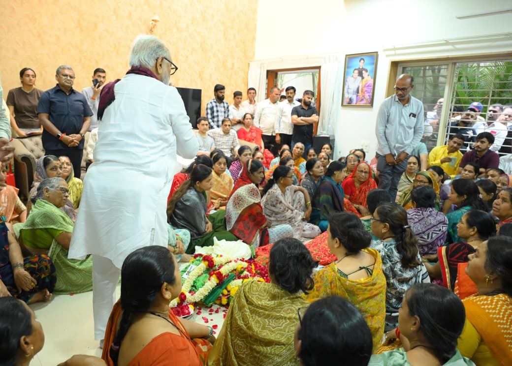 नाशिक पूर्व विधानसभा मतदारसंघाचे आमदार ॲड. राहुल ढिकले यांच्या पत्नीचे आज दुःखद निधन झाले. नाशिक येथील त्यांच्या निवासस्थानी भेट देत त्यांना आदरांजली अर्पण केली आणि त्यांच्या कुटुंबियांचे सांत्वन केले.

ॐ शांती 🙏

#OmShanti #Condolences #Nashik #Respect