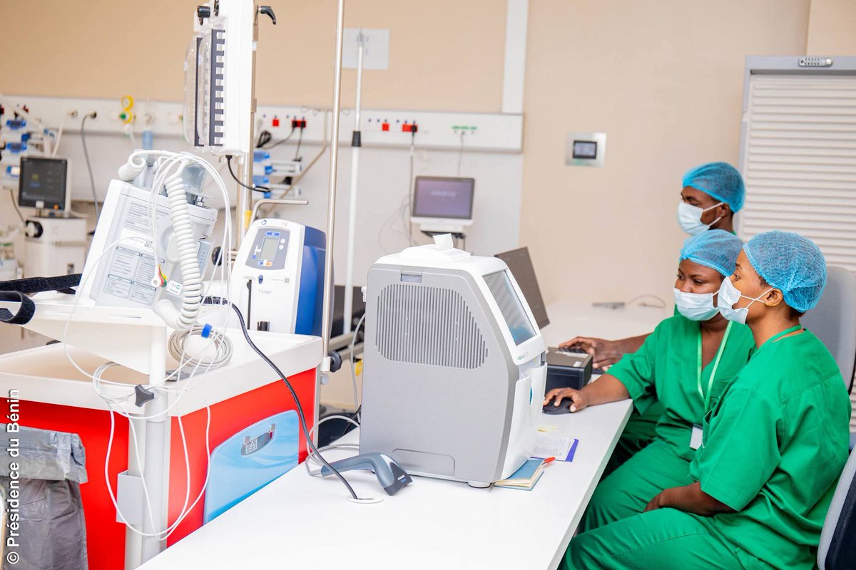 actualites229's tweet photo. 🇧🇯 Construit par @gouvbenin du #PrBenin @PatriceTalonPR, le Centre Hospitalier International de Calavi (#CHIC), situé à Abomey-Calavi, franchit une étape décisive dans la modernisation du secteur de la santé béninois avec l’ouverture effective de son service moderne de radiothérapie depuis le 1er avril 2026. Cette avancée majeure s’inscrit dans une dynamique globale de renforcement de l’offre de soins spécialisés au sein de cet hôpital public de référence. Le constat a été fait le lundi 20 Avril 2026 par une équipe de professionnels des médias qui s'est rendue sur les lieux, en présence du Directeur Général du #CHIC, Monsieur Pierre THEPOT, de la Directrice Générale Adjointe, Dr Florence DJETTA, de la Directrice des Soins, Madame Nathalie AGOGUE, du Directeur Médical, Prof. Luis TEIXEIRA. 

Établissement de haut niveau, le CHIC confirme sa vocation à prendre en charge des pathologies complexes grâce à un plateau technique moderne et à une organisation structurée autour de pôles spécialisés. La mise en service de la radiothérapie marque ainsi un tournant dans la prise en charge des cancers au Bénin, en permettant aux patients d’accéder localement à un traitement hautement spécialisé. Le premier patient traité par cette technologie l’a été le 15 avril 2026, attestant du démarrage effectif des activités. 

Au-delà de son caractère innovant, la disponibilité de la radiothérapie avec une technologie de pointe jamais trouvée dans la sous-région contribue à améliorer la continuité des soins, tout en réduisant les évacuations sanitaires coûteuses et éprouvantes vers l’étranger. Elle renforce également l’accompagnement des patients et de leurs familles, dans un cadre hospitalier moderne et mieux intégré. 

Dans le même élan, le #CHIC élargit son offre avec l’introduction de la chirurgie coelioscopique, une technique opératoire moderne moins invasive, favorisant une récupération plus rapide et un meilleur confort pour les patients. Cette évolution traduit une montée en qualité des pratiques médicales et chirurgicales proposées au sein de l’établissement. 

Par ailleurs, l’ouverture des hospitalisations conventionnelles et la disponibilité continue des services, 24 heures sur 24 et 7 jours sur 7, viennent consolider une chaîne de soins complète et cohérente. Le #CHIC ne se limite plus à l’introduction de nouveaux services, mais s’affirme comme un véritable pôle intégré de prise en charge médicale. 

À travers ces avancées, le Bénin renforce son autonomie sanitaire et améliore son positionnement dans l’espace sous-régional en matière de soins spécialisés. Le #CHIC apparaît ainsi comme un investissement public structurant, au service de l’accessibilité, de la qualité des soins et du développement durable du secteur de la santé béninois.

@gouvbenin