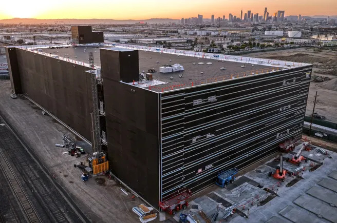 RenewableSearch's tweet image. Via Utility Dive: " What’s stalling data center projects? Public opposition and power access lead delays.: Cancellations on builds quadrupled to 25 in 2025 from just six in 2024, according to Baird analyst Justin Hauke, as… dlvr.it/TSD8lF " #Energy #Utility #Utilities