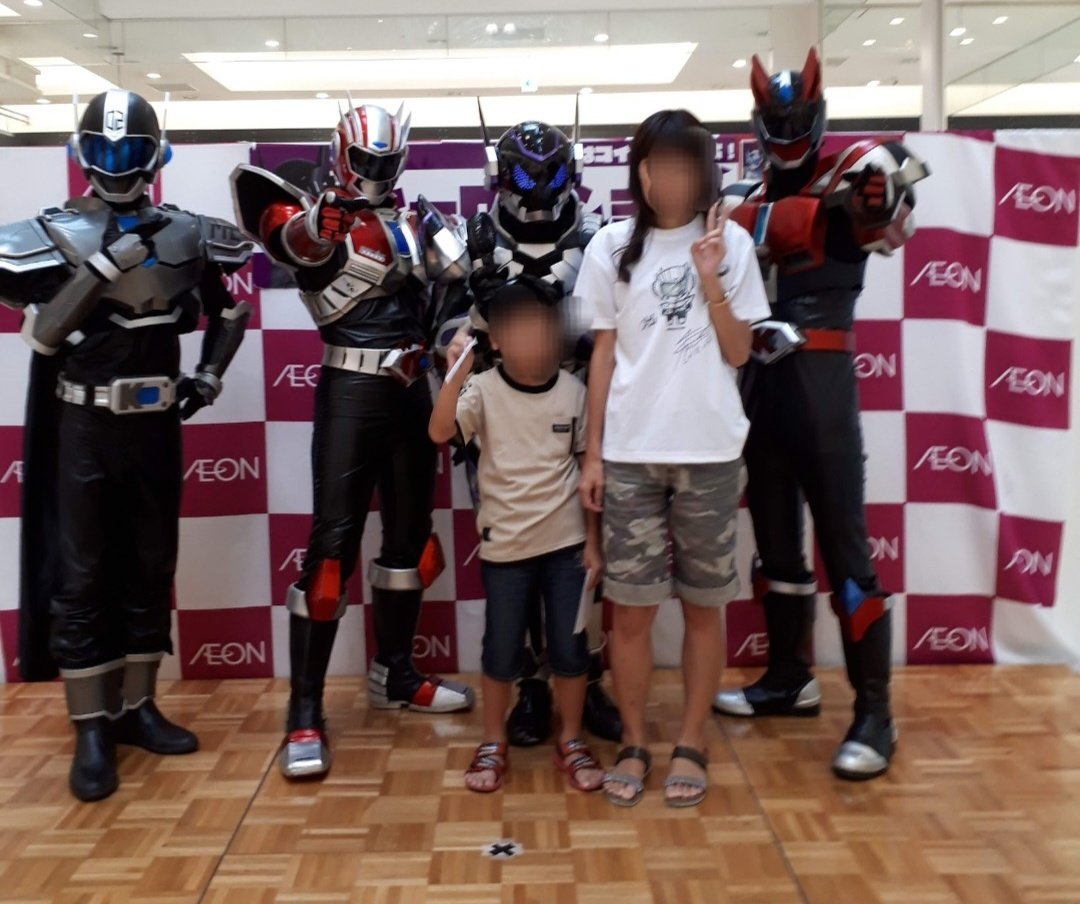 sumiyo75987491's tweet photo. 久しぶりに息子と一緒にキタキュウマン兄弟と写真撮影会に参加
2018年7月と比較…
#ライジングゼファーフクオカ
#ORDERBOX
#キタキュウマン
#キタキュウマンメタル https://t.co/ciQBbWYi2i