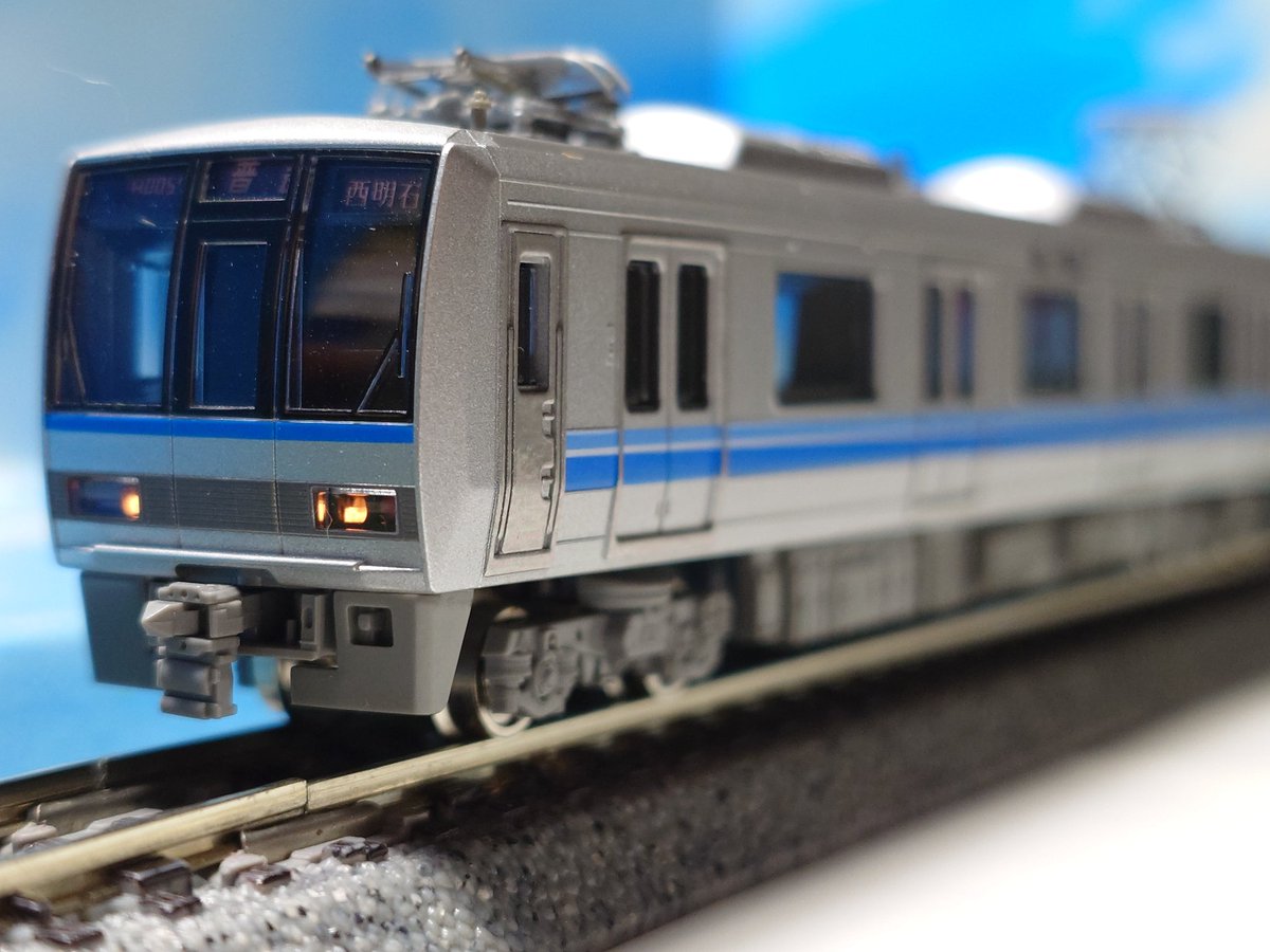 ef65sentoku's tweet photo. ＃鉄道模型
21年前の今日、この塗色の電車の運命が変わってしまった。TOMIXはリリースした鉄道模型を自主回収。KATOは生産予定だったものを白紙撤回。阪神・淡路大震災後、東海道、山陽本線の新型通勤車両として希望の光でもあった207系のこの塗色はイメージなどの理由から封印された。 https://t.co/ePzKTG3q1C