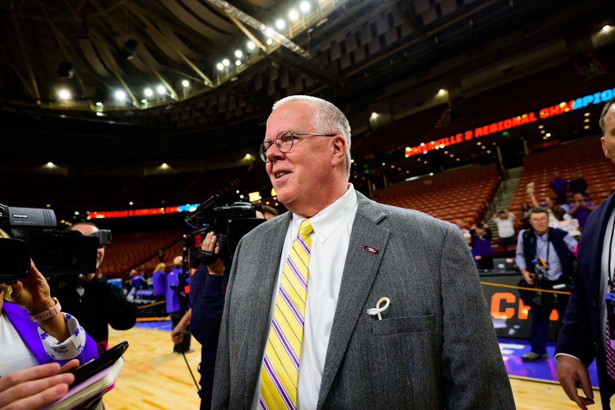 CJFWrites's tweet image. The 2026-2027 #LSU WBB Coaching Staff

* Head Coach: Kim Mulkey
* Associate HC: Bob Starkey
* Assistant Coach: Seimone Augustus
* Assistant Coach: Fitzroy Anthony
* Assistant Coach: Murriel Page 
* Assistant Coach: Joe Schwartz
* Assistant Coach/Director of Recruiting: Kaylin