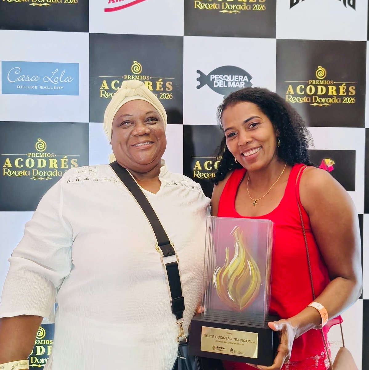 BolivarAcodres's tweet image. #TBT  que honró lo esencial 
Sonia Mena,Con ❤️Cartagenero,reconocida como;
Mejor Cocinera de Tradición en los Premios Acodrés Receta Dorada .

Más que cocinar,sostiene comunidad:más de 200 vidas alimentadas cada día.
 No es solo un premio, es dignidad, legado y transformación. 🔥