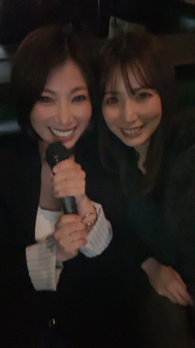 ai_onion's tweet photo. 別の人達と飲んでたんだけど、なつみんに呼ばれてカラオケ来たー🎤✨
久しぶりの生なつみん💕
ゲームで話すのもいいけどやっぱり生で話すのがいいね♡ https://t.co/F9NqWa1DsZ