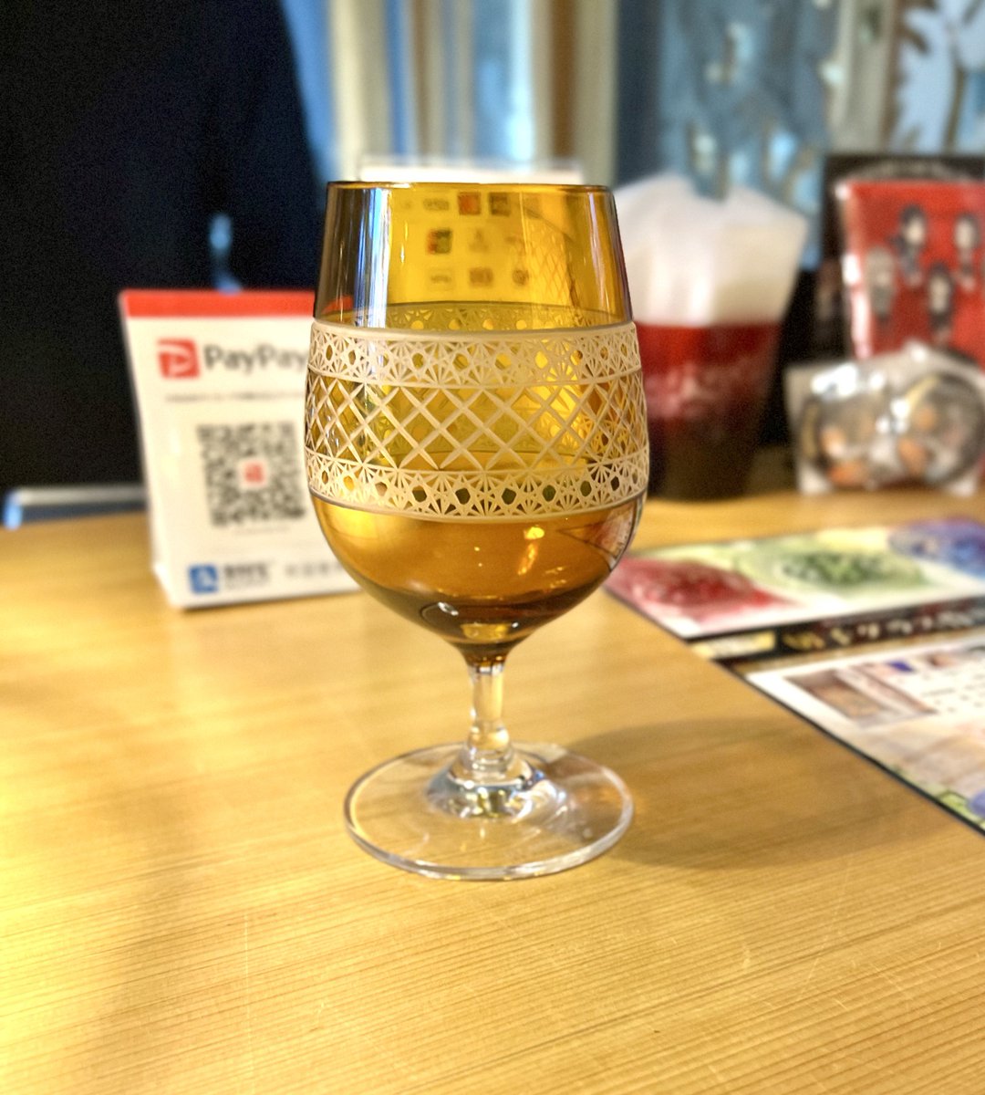 付き添い+先日撮り損ねたポスターを撮りに東海道BEERへ。
飲み比べ4,5,6注文。
どれも違う味でおもろい。
隣になったガルクラファンの客とニッチな話ができました。
ルパさん使用モデルのグラスを添えて。
#ナイスビール🍺
#トゲトゲおさけ部
#トゲトゲ聖地巡礼部