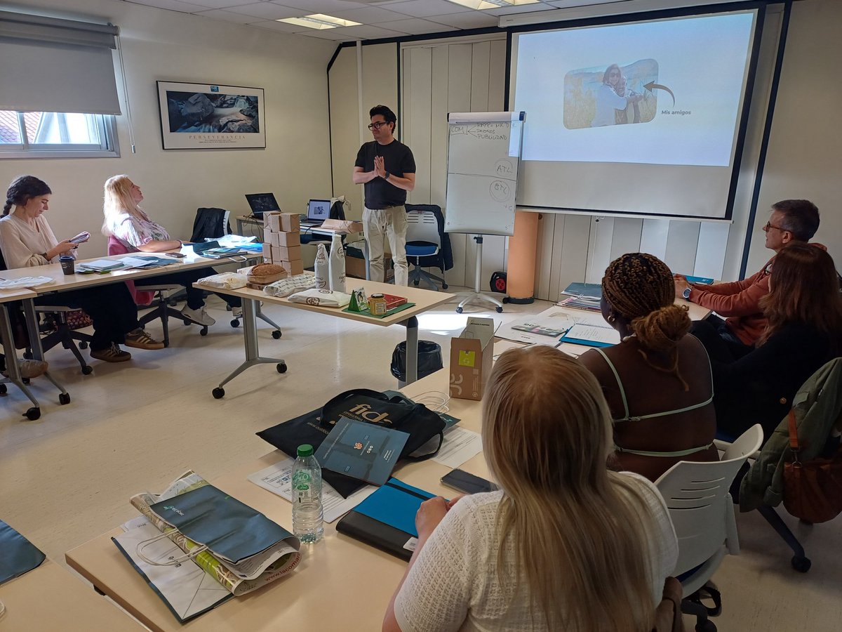 kriesgo's tweet photo. Durante estos fines de semana de Abril compartimos #formación del curso de 30h de PLANIFICACION DE MARKETING en @FADEAsturias en Oviedo con la metodología participativa by @FIDACONSULTORES en acción a tope! 😀 @campoastur Speltastur @tridexion2022 con 13 profesionales #marketing https://t.co/mG0CafhTg9