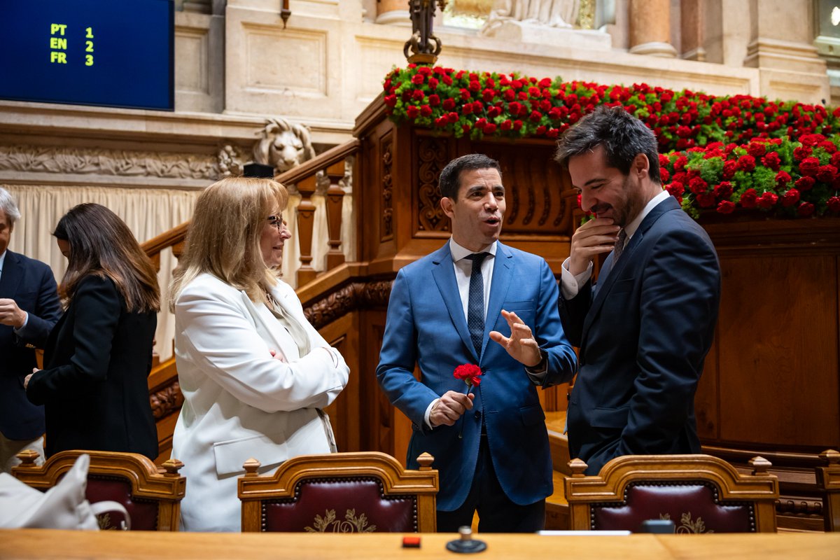 Educacao_PT's tweet photo. O Secretário de Estado Adjunto e da Educação, Alexandre Homem Cristo, e a Secretária de Estado da Administração Escolar, Maria Luísa Oliveira, marcaram presença, na Assembleia da República, na cerimónia solene dos 52 anos da Revolução dos Cravos.

#educacao #ensino #25abril https://t.co/jiESi7XxRn