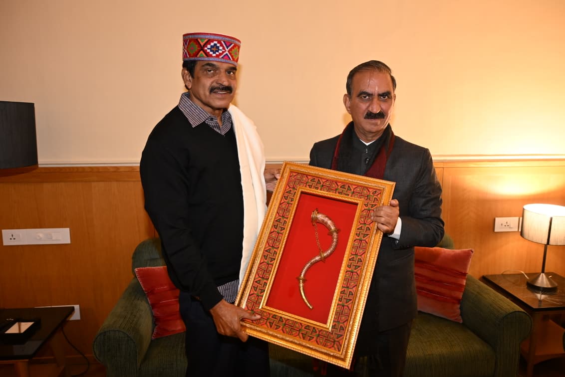 शिमला जिला के ठियोग स्थित ताज रिसॉर्ट में अखिल भारतीय कांग्रेस कमेटी के महासचिव एवं सांसद श्री <a href="/kcvenugopalmp/">K C Venugopal</a> जी से आत्मीय भेंट की।

हिमाचल की समृद्ध संस्कृति और परंपरा के प्रतीक स्वरूप श्री वेणुगोपाल जी को वाद्य यंत्र, हिमाचली टोपी और शॉल भेंट कर सम्मानित किया।