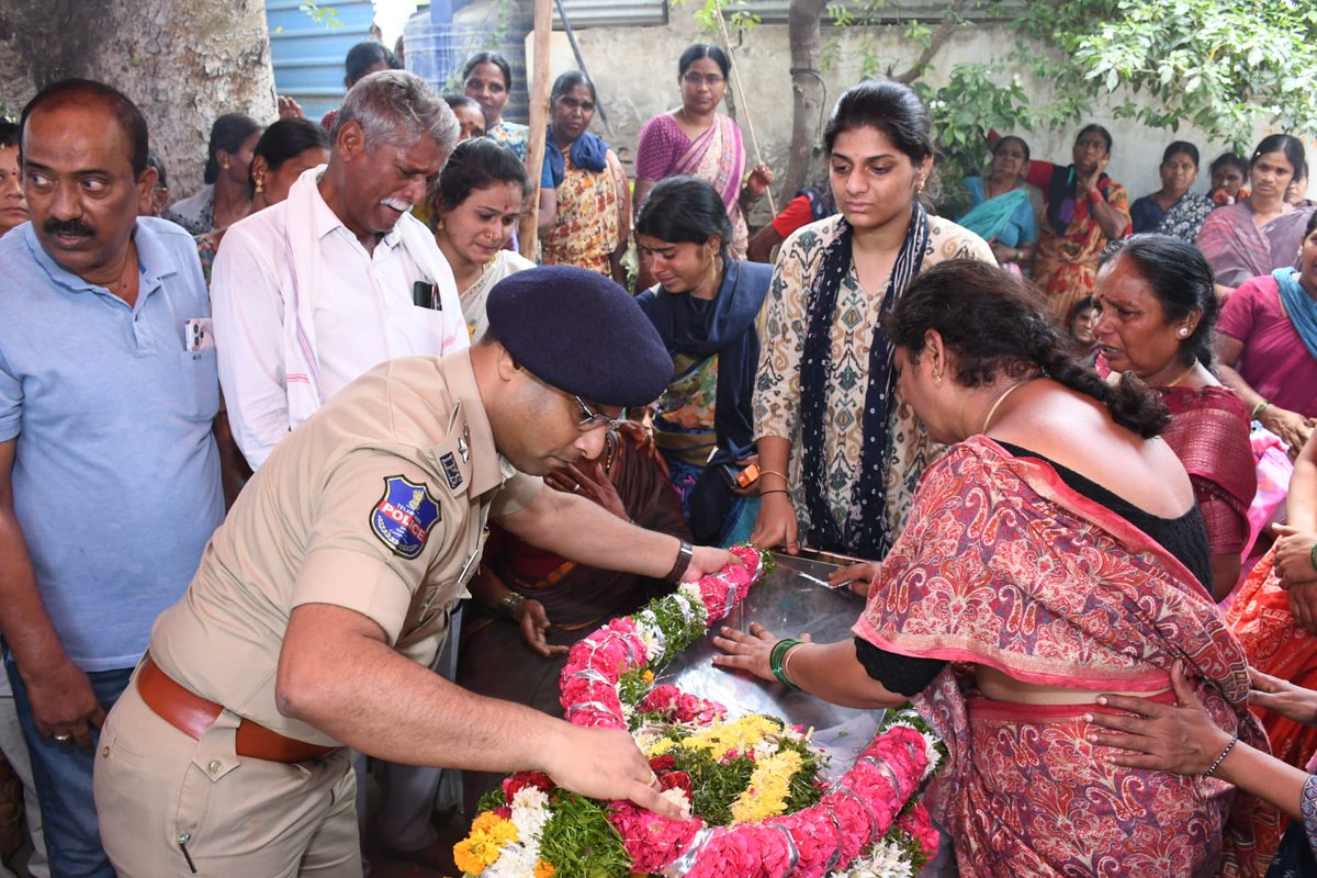 spsangareddy's tweet image. రోడ్డు ప్రమాదంలో మృతి చెందిన హెడ్ కానిస్టేబుల్ మాసాని వెంకటరాములు గారి అంత్యక్రియల్లో జిల్లా ఎస్పీ పరితోష్ పంకజ్, ఐపిఎస్ పాల్గొని నివాళులర్పించారు.
వారి కుటుంబాన్ని పరామర్శించి, పోలీసు శాఖ ఎల్లప్పుడూ అండగా ఉంటుందని భరోసా ఇచ్చారు. 

#SangareddyPolice #Respect #Duty #PoliceFamily