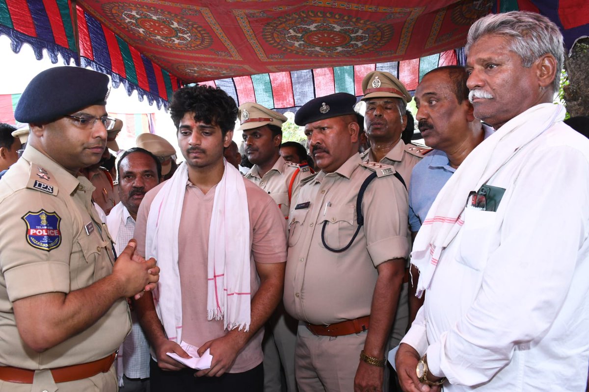 spsangareddy's tweet image. రోడ్డు ప్రమాదంలో మృతి చెందిన హెడ్ కానిస్టేబుల్ మాసాని వెంకటరాములు గారి అంత్యక్రియల్లో జిల్లా ఎస్పీ పరితోష్ పంకజ్, ఐపిఎస్ పాల్గొని నివాళులర్పించారు.
వారి కుటుంబాన్ని పరామర్శించి, పోలీసు శాఖ ఎల్లప్పుడూ అండగా ఉంటుందని భరోసా ఇచ్చారు. 

#SangareddyPolice #Respect #Duty #PoliceFamily