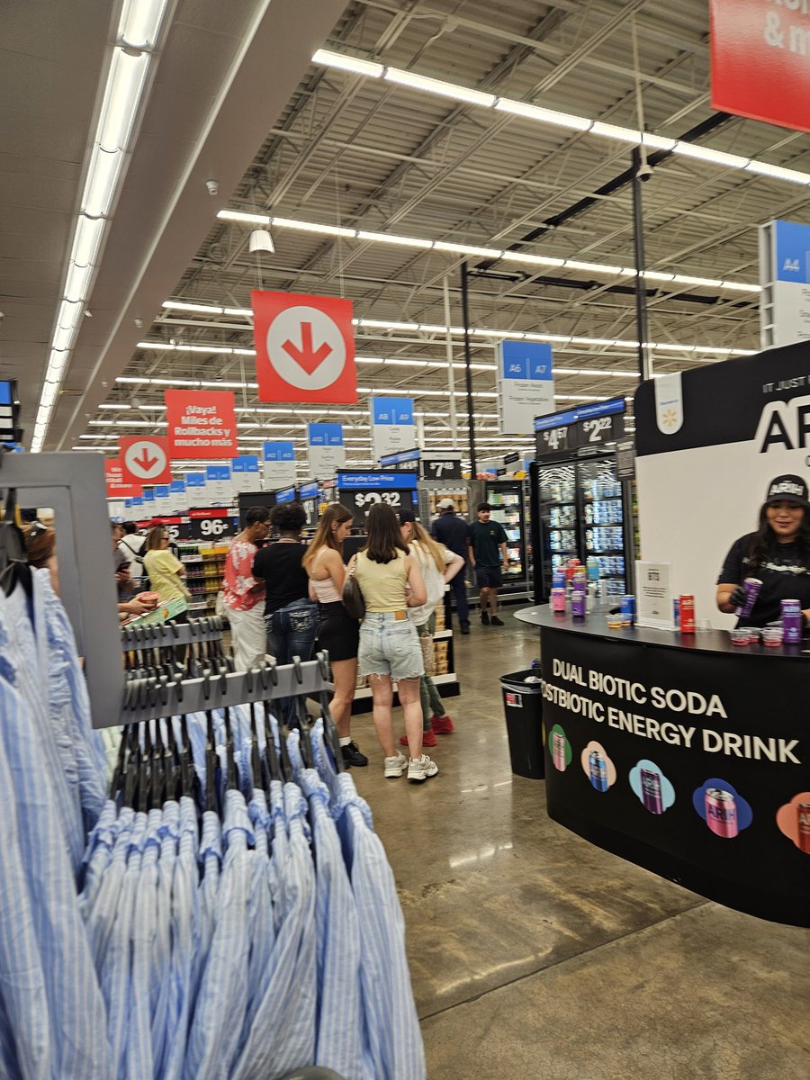 LivLaughBTS's tweet image. Got to Walmart to try some of the ARIH drinks! They were so good! I need them all

Was able to get some noodles to try later also 🍜 

#ARIH #BTS #TAMPA