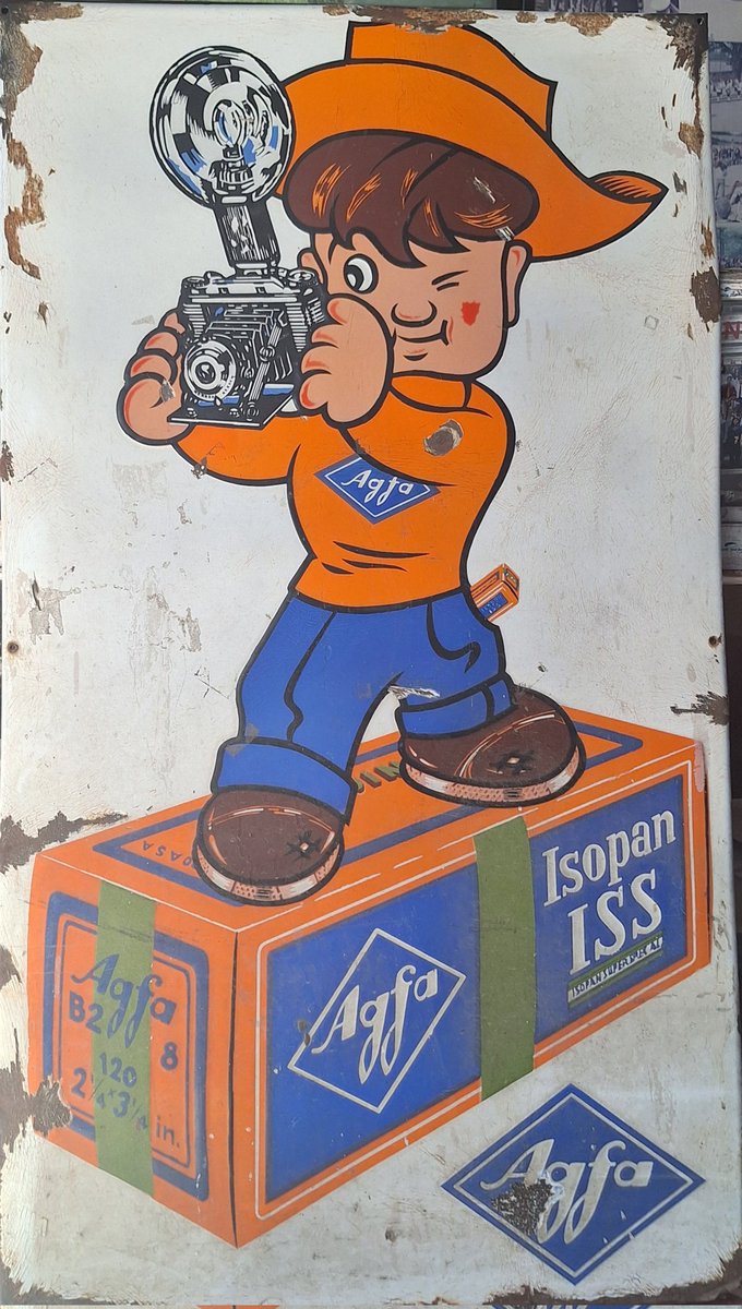 A3Vol's tweet photo. In India kwam ik dit oude metalen reclamebord tegen. Wel even op de foto klikken. 
I saw this old metal advertising sign in India. Click on the photo.
#agfa #fotografie
#photography #rolfilm #reclamebord https://t.co/QnZseiH0kQ