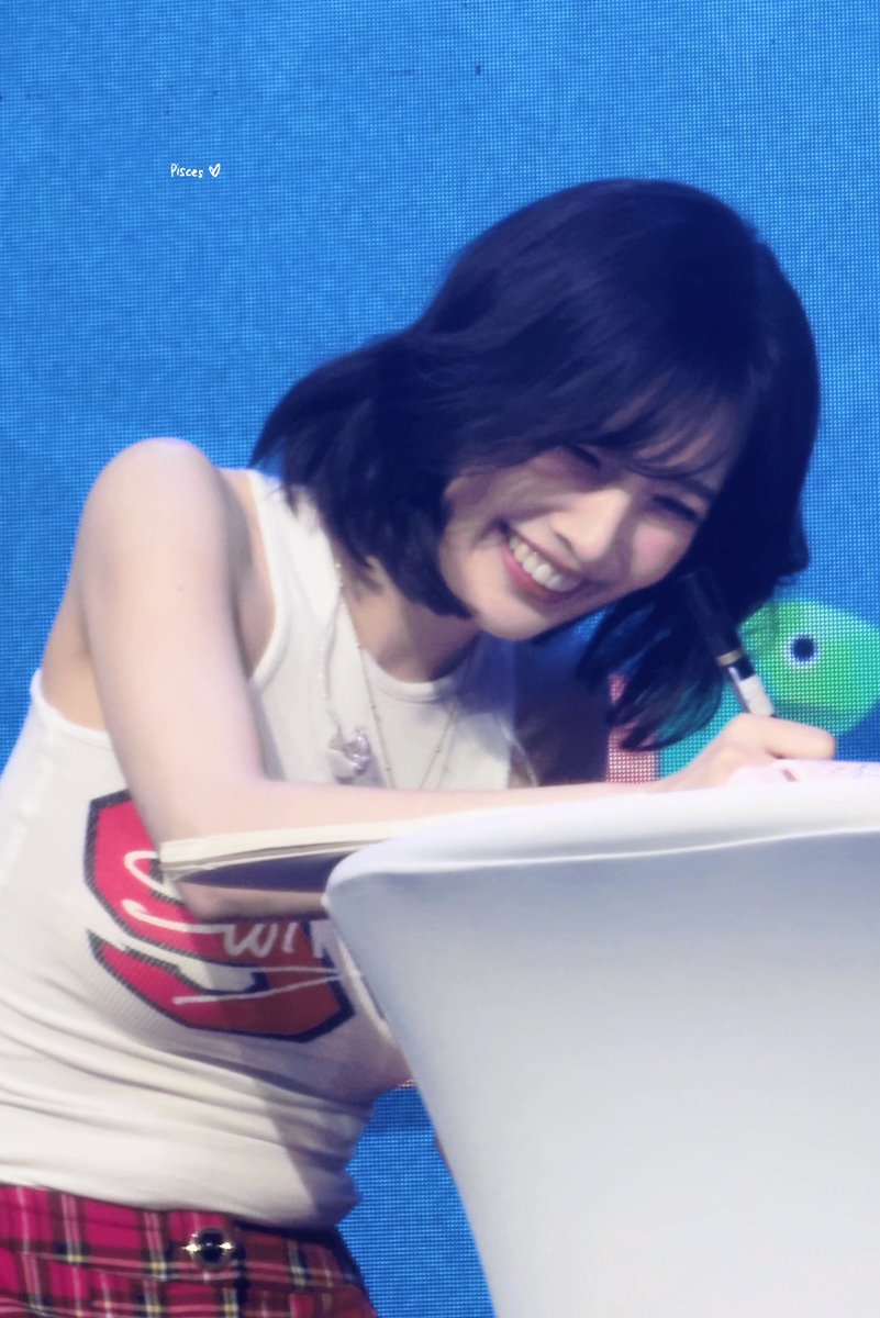 260425 Joy Splash Kuala Lumpur

I honestly have no idea what she was drawing 🙃

#JOY #조이