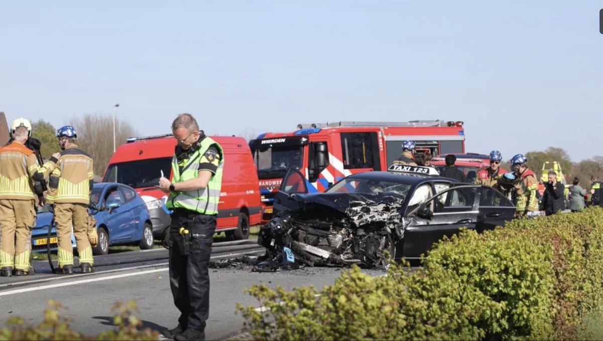 yellow_flame's tweet photo. Forse inzet hulpdiensten met GRIP1 voor ongeval op N35 bij Wierden. Brandweerwagen die onderweg was voor natuurbrand is betrokken bij de aanrijding en ligt gekanteld naast de rijbaan.
Meerdere gewonden.
Beelden: https://t.co/PEmu2ZlZ7O
Info: https://t.co/qa9Xbdq8LF https://t.co/ycKNdMyb6z