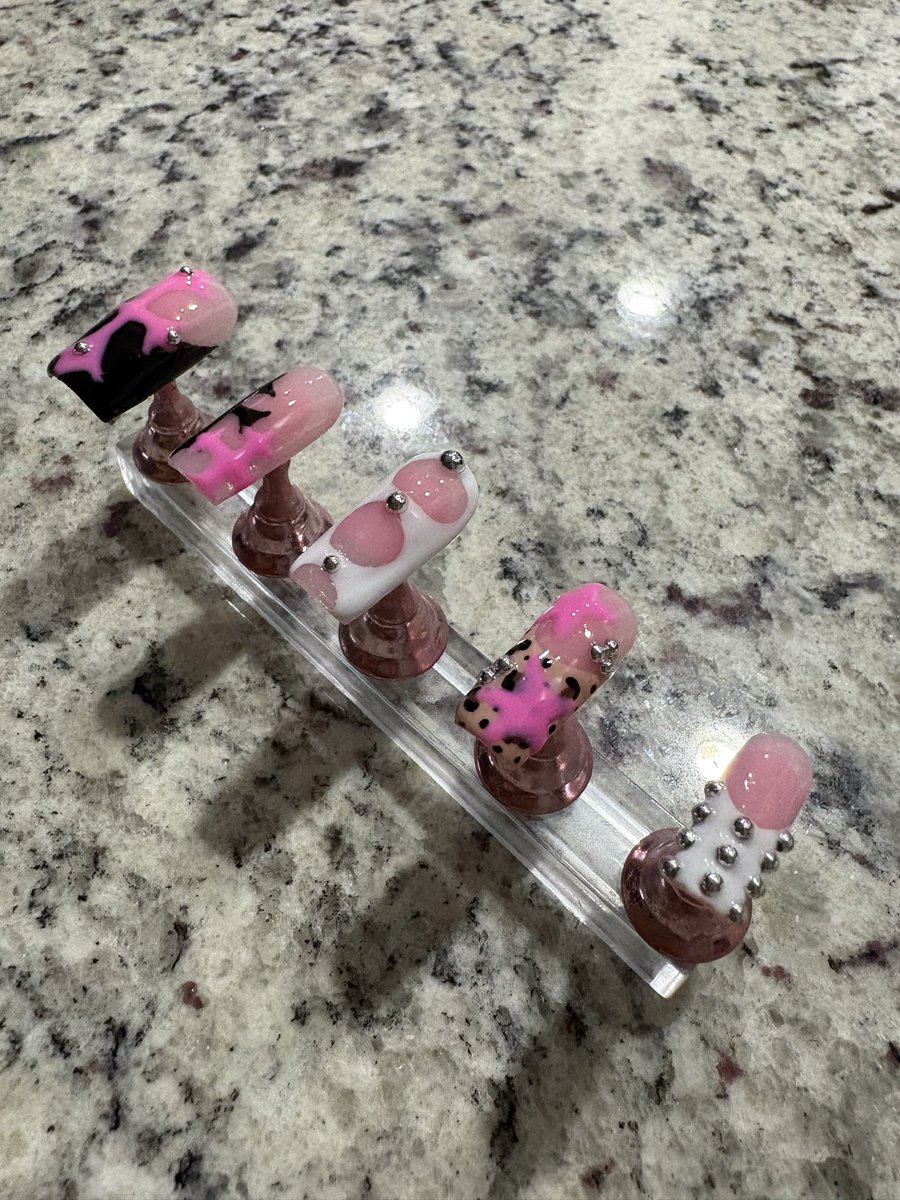 Nailsby1u's tweet image. Chrome hearts set🖤🩷 
Want a custom set like these? DM me!

#nails #pressons #beginnernailtech #smallbusiness #support