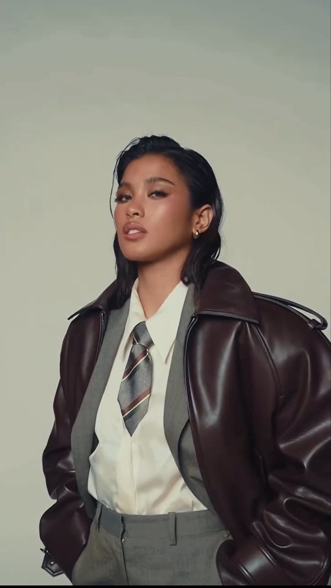 PangkatShuvee's tweet image. Muse energy: sealed. 

Thank you @yslbeauty for having @shuveeetrata 🖤✨  

#ShuveeEtrata | Shuvee Etrata