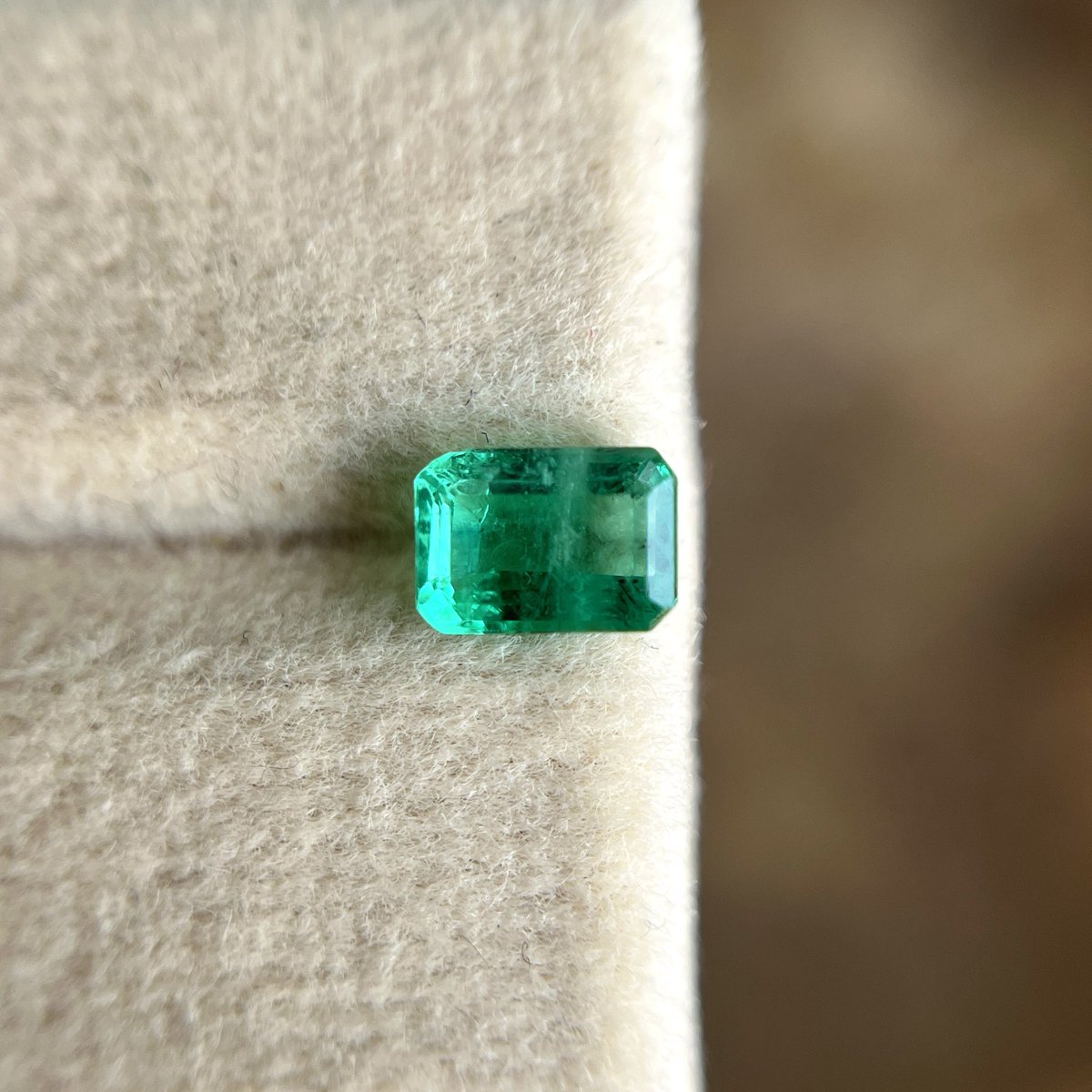 AbuBakarGems11's tweet image. 鮮やかな輝きと色合いの、100%天然・鑑別書付きエメラルド 🥹💍
重量：0.65カラット
サイズ：6.05 x 4.27 x 3.30 mm

abubakargems11.etsy.com/listing/449452…

#emerald #emeraldjewelry
