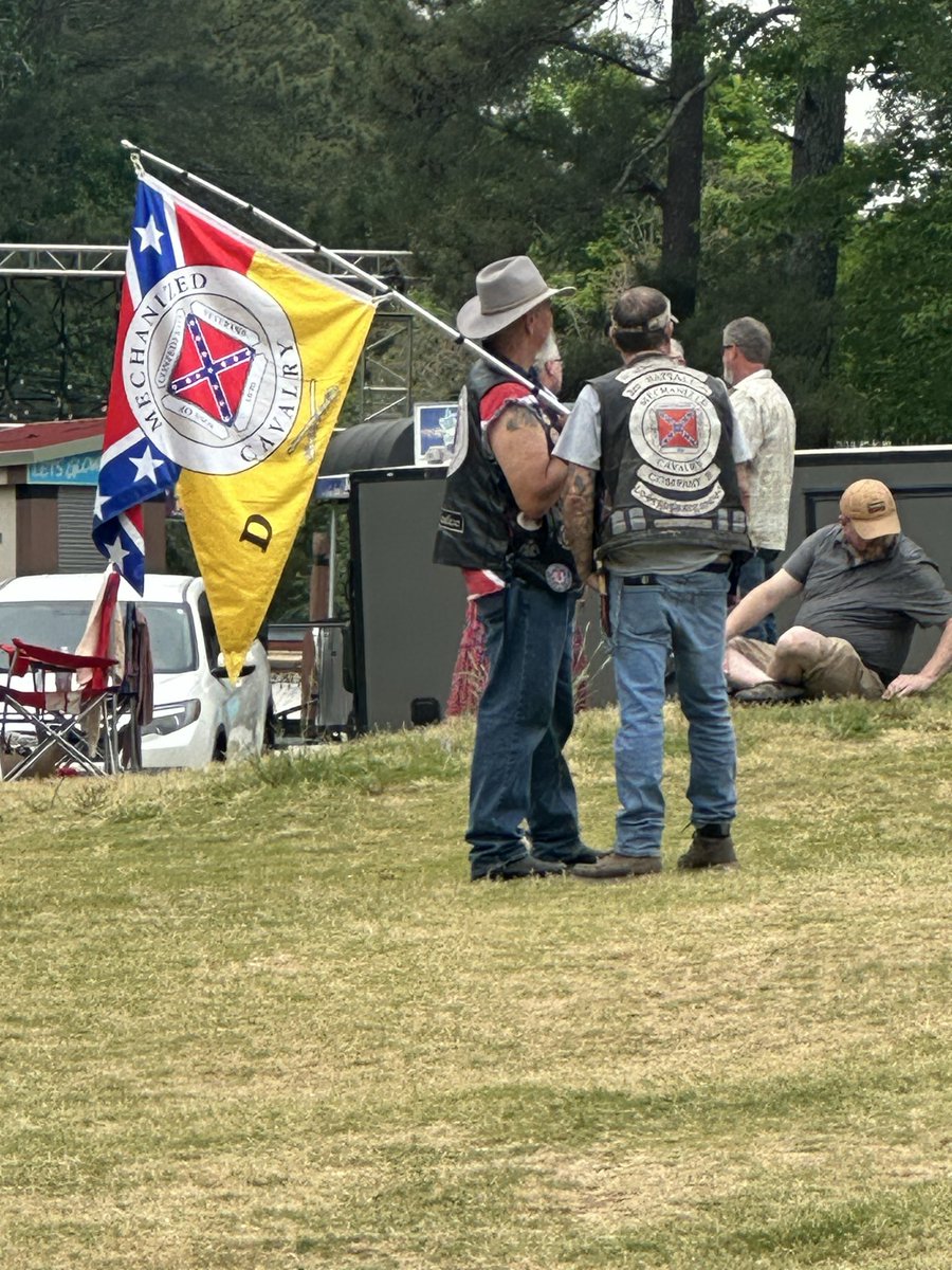 LookAwayLookAway tweet media