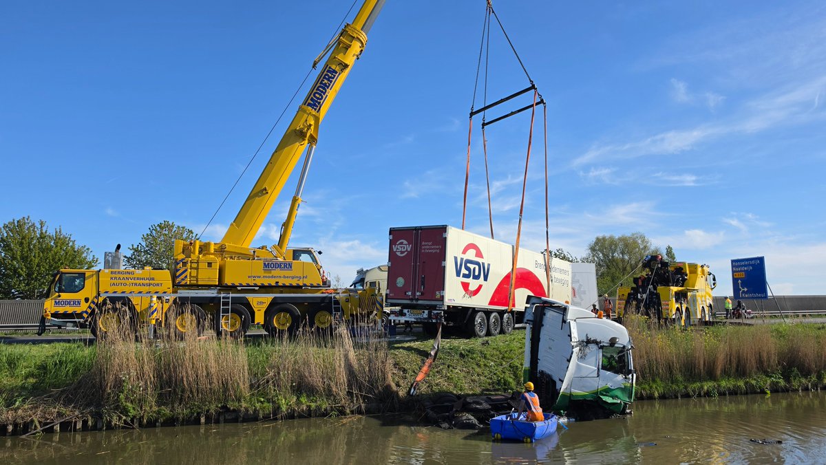 Berging vrachtwagen te water in Westland
