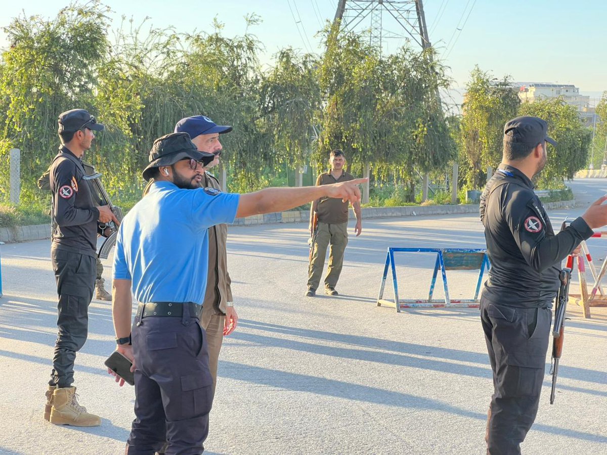 ICT_Police's tweet image. ایس ایس پی آپریشنز اسلام آباد قاضی علی رضا  کامختلف ڈیوٹی پوائنٹس کا دورہ ۔
ڈیوٹی پر مامور پولیس افسران سے ملاقات کی ۔سکیورٹی انتظامات کا جائزہ لیا اور افسران کو ڈیوٹی کے حوالے سے بریف کیا۔
#IslamabadPolice #RedZone #Security #SafeCity