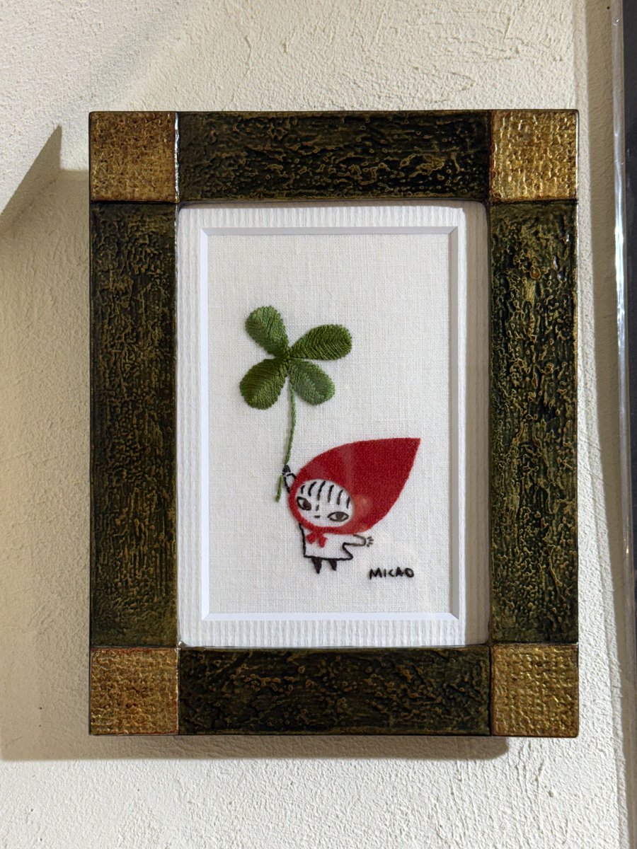 MICAO_hirasa's tweet image. 絵本のサイン入れと、ミニ額3点納品してきました。 
タイトル：猫頭巾/猫語の教科書/四つ葉のクローバー 

絵本仕立ての個展第２弾の構想を練っています。 
猫ずきんと、赤い猫のお話。
とりあえず、個展と、パンの絵本を仕上げるのが先!
＃赤ずきんプロジェクト #micao作品展 #embroidery #applique