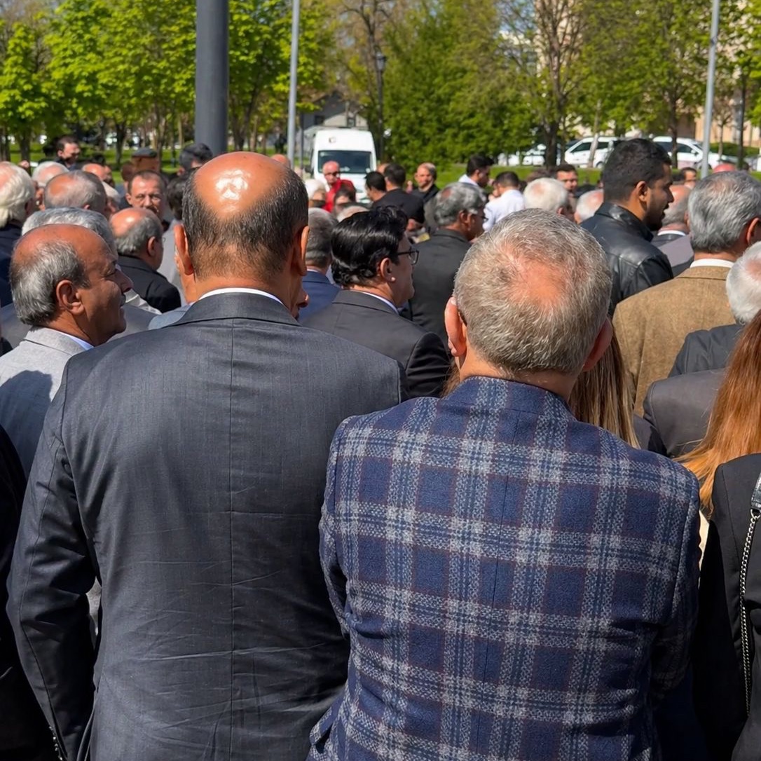 mhahaber_'s tweet photo. Gaziantep'te 23 Nisan kutlamalarında CHP il yönetimi, çocuk mehter takımının gösterisini sırt dönerek protesto etti.

CHP İl Başkanı Acar: "Egemenliğin saraydan alınıp millete verildiği bir günde çocuklarımızın hala saray kültürüne özendirilmesini protesto etmek istedik."

CB Erdoğan: "Mehter Marşı’nı protesto edecek kadar şuursuzlar. Koca koca adamlar, çocuklardan oluşan mehteran takımına sırtlarını dönmüşler."

Özgür Özel: "Kimse Mehter’e sırtını dönemez. Mutlaka bir yanlış anlaşılma olmuştur."