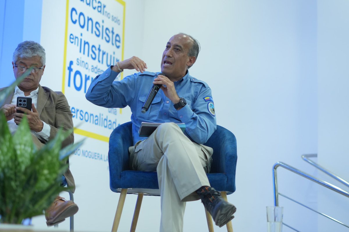 ParquesColombia's tweet photo. ¿Y si la verdadera discusión es sobre qué entendemos por riqueza?

Nuestro director @luiszolmedo llevó esta reflexión al diálogo sobre transición postfósil: Colombia es uno de los países más biodiversos del mundo, pero aún tenemos un déficit de conciencia sobre lo que eso significa.

Más del 50% del agua y gran parte de la energía del país nacen en áreas protegidas, territorios que hoy sostienen la vida y la economía.

El reto es claro: construir una economía que no solo crezca, sino que reconozca, cuide y haga sostenible esa riqueza colectiva.

Gracias al @InstitutoSINCHI por promover estos espacios de diálogo, en el marco de la primera conferencia #MásAlláDeLosCombustiblesFósiles , junto a entidades del #SINA, que permiten poner la vida en el centro de las decisiones. 🌿🇨🇴