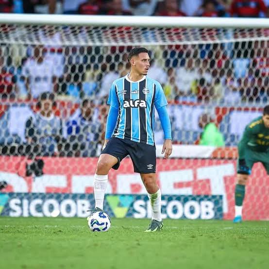 Tem histórias no futebol que parecem roteiro de filme.
A do Noriega é uma dessas.

Nascido no Japão, naturalizado peruano. 
Só isso já é improvável, já chama atenção. Mas não para aí.

Pouco tempo atrás tava dando aula de vôlei, fazendo bico.
Vida comum.

Nada de base milionária,