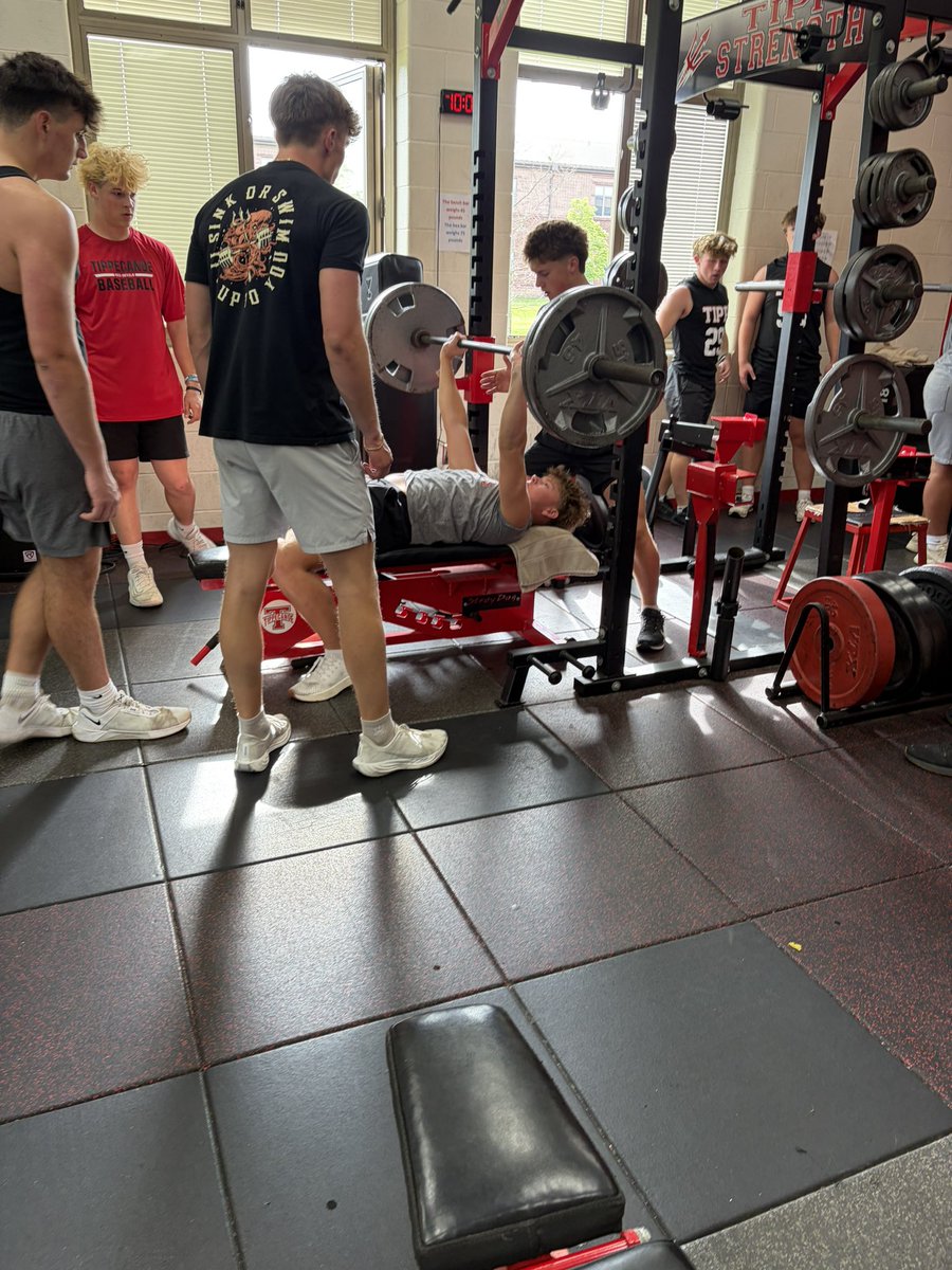 TippFB's tweet image. 🔥🔥🔥Best day of the week in the offseason for the Red Devils!! SMBC was on fire this morning!!! 7 guys with PR’s in the flying 40’s, weights flying around, and finished it off with a little field work!! Proud of the work these boys are putting in!!! 🔥🔥🔥
#believeit 
#CULTURE