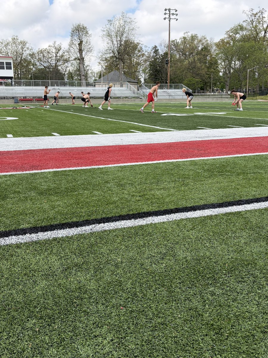 TippFB's tweet image. 🔥🔥🔥Best day of the week in the offseason for the Red Devils!! SMBC was on fire this morning!!! 7 guys with PR’s in the flying 40’s, weights flying around, and finished it off with a little field work!! Proud of the work these boys are putting in!!! 🔥🔥🔥
#believeit 
#CULTURE