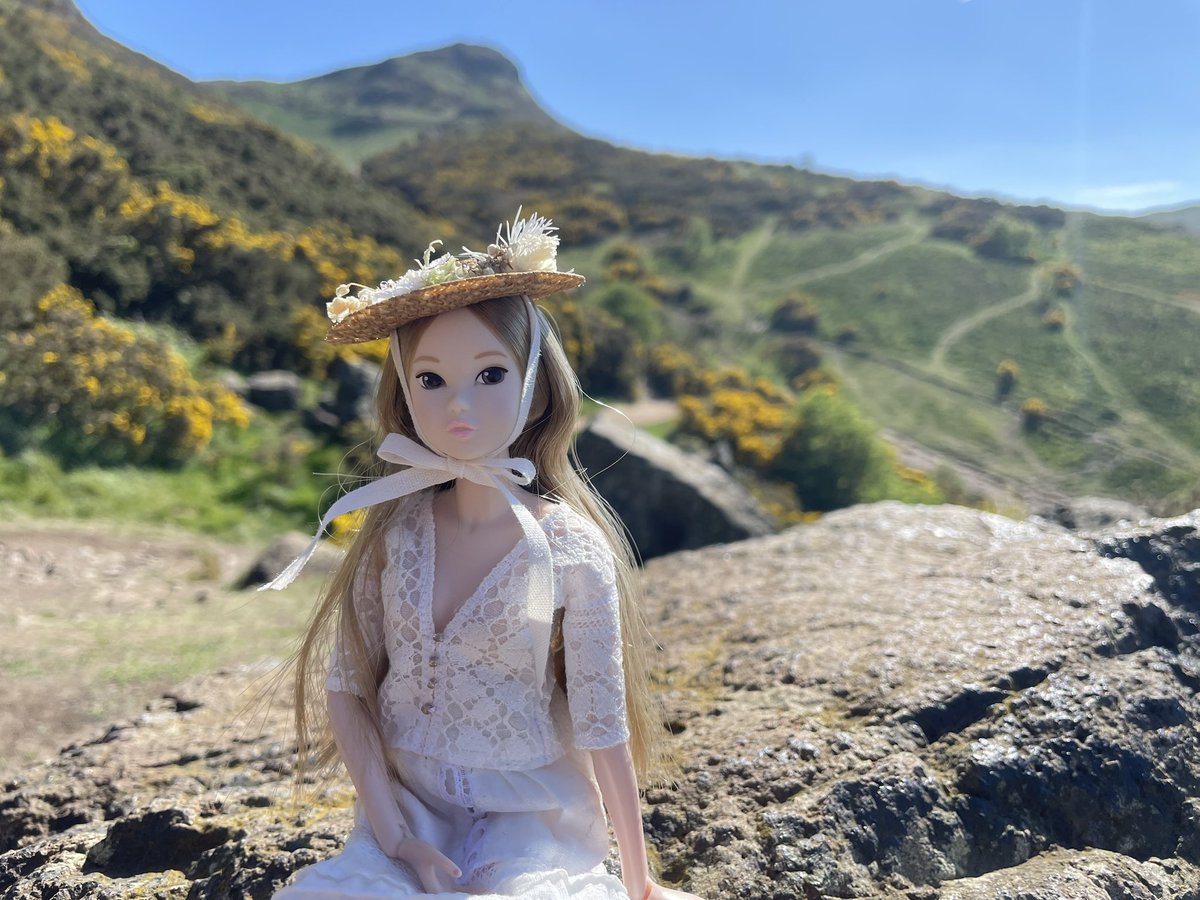 Penderie_'s tweet photo. 前回スターリングで撮影出来なかったmomokoを連れて丘に。
⁡
📍St Anthony's Chapel Ruins
⁡
こっそり撮影していたら他の観光客の方々が撮らせて欲しいと言われたり、どこのドールか聞かれたりとmomokoアピールしっかりしてきました🥰
⁡
#momokodoll #edinbrugh https://t.co/dXLvjVIFZP