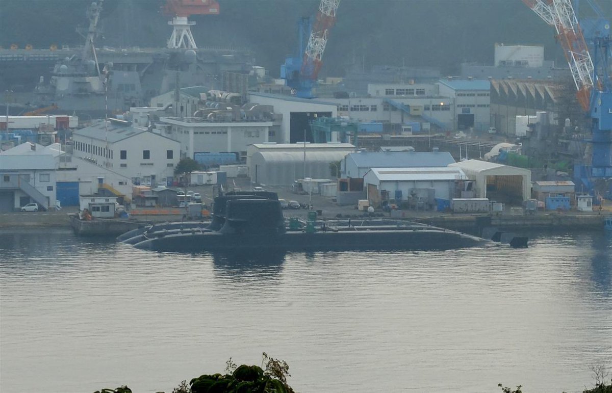 SU1EpFOktCDdNao's tweet photo. 同じく地元に米海軍基地があり、同じ湾内に海上自衛隊の基地も有る市の市民です、
在住60年で還暦、
即ち産まれた時から存在してます、子供の頃、近所には米空母のクルーの家族もアチコチに住んでいて、ウチの母親と仲良しになったその家族のお母さん日本人、息子のバブちゃんはよく僕と遊んでくれてすごく可愛がってくれました、
いずれ基地内に引っ越されて、中学時代に基地内の家に誘われて遊びに行ったりしてました、
街にはアメリカの方々が普通に歩いていて、
たまに道案内で話しかけられたり、あるクリスマスの日、僕はワッペンベタベタ貼った米海のフライトジャケット着てケンタッキーで鶏肉食ってたら、
アメリカの方から僕のジャケット指差しながら笑顔で話しかけられ、その方は防大で英語の先生をしておられ、昔は大統領専用機エアフォース1のパイロットだったと英語で自己紹介され、ボウダイ、エイゴノセンセー、エアフォースワンパイロット、のカタコトの日本語で理解、ご自身の胸に貼られていたエアフォース1のパッチが輝いていました、
基地の解放日には大勢の日本人も来場してフレンドシップを楽しみ、
60年ココで育ち米海軍も自衛隊も大のファンであり、
自衛隊は僕ら日本人を守る為に日々身体を鍛え鍛錬し、
米海軍基は支那ロシア北朝からの盾となってくれている、
自衛隊いらない、米軍帰れ、核兵器反対、戦争反対、
たまにデモで国道の大渋滞を引き起こしている奴らは、
県外から来たパヨクと、
地元にも僅かに居る組合系パヨクのキチガイ共がやっているだけで、大多数の市民は共存共栄が当たり前で普通に楽しく暮らしています、
今の沖縄は県知事が極左、
議会も極左、警察も極左知事の言いなり、左翼活動も極左知事容認、
こちらに例えるなら、
？？ニー公園内を違法に占拠、古屋を立て湾内を貧相なボートで走り周りキチガイ騒ぎ、
見かけるのはたった監視船と書かれた1隻の小さいボートがゆらゆら湾内を漂ってるだけです、
こちらの地盤は今や歴代最強の現防衛大臣の地盤で、
あのゲル時代のポエム時代😂でも圧倒的に当選していた人、
今は高市政権の盾、
支那からの盾、
地元愛の人でもありココを左翼から守ってくれてます、
米軍は日本唯一の同盟国で今はかけがえのないトモダチ、
自衛隊は僕らを守る日本の刃、宝です、
普通の沖縄の方々の今の心情を思うと胸が痛くなります、
なんとしてでも、
次の知事選で現極左知事を落とすしかないです、
18歳以上の全沖縄県民の皆さん、選挙へ、民意は剣やペンよりも強しです！
日本も圧倒的な民意の勝利で高市政権となり大多数左翼共を落選させました、次の参院選でも同じ事になるでしょう、
みんなが選挙に行けば必ずあの極左知事を落とせるはずです、
沖縄の皆さんと同じく米軍基地と仲良く共存している市の市民として断固応援してます、
頑張って昔の沖縄に戻してください🙏👍🇯🇵