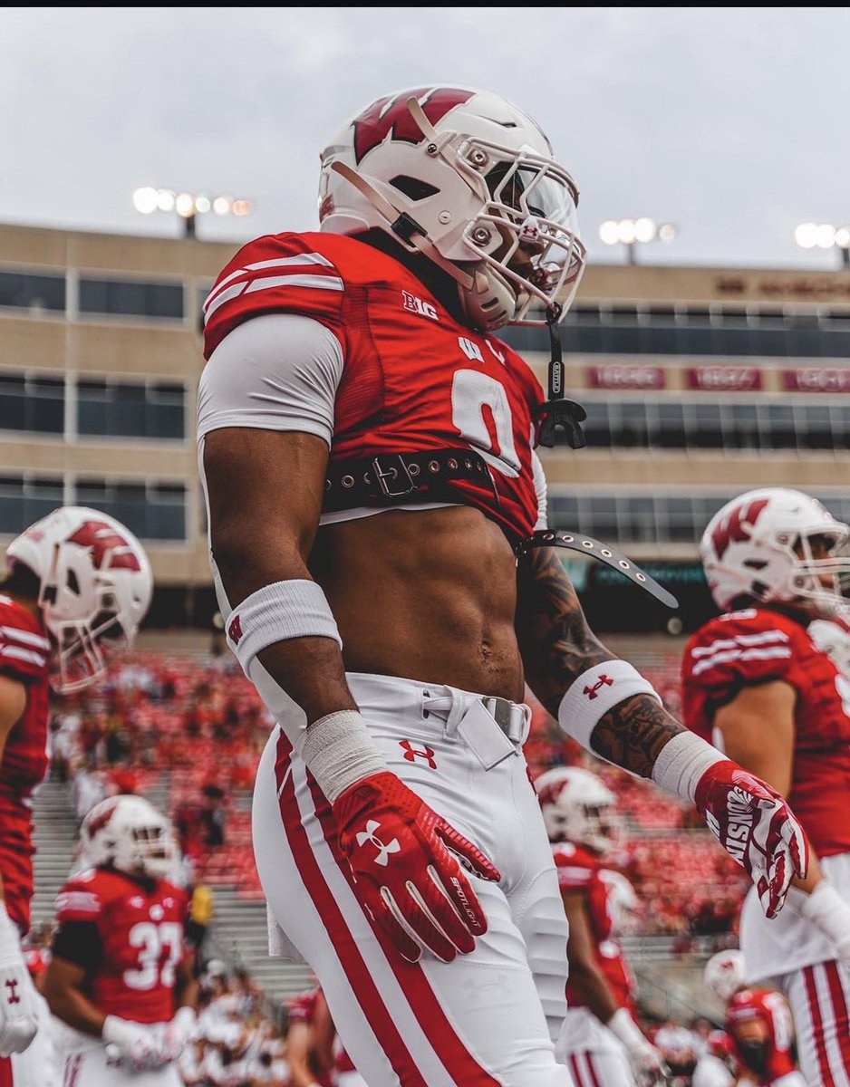 cjtheballerr's tweet photo. extremely blessed and honored to receive an offer from the University of Wisconsin 
@CoachJ_Everett @CoachFick @BishopGormanFB @GregBiggins @PGregorian @TomLoy247 @PGregorian https://t.co/B8COIvOxq0