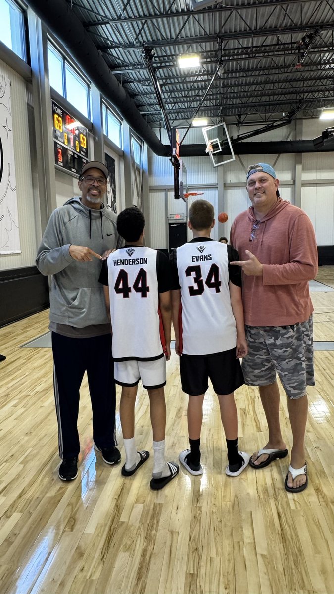 44AlanHenderson's tweet image. Awesome that our middle school kids are now good friends, teammates, and are wearing our former numbers 34 &amp;amp; 44 ! 🏀
Couldn’t have imagined this almost 35 yrs ago when after being AAU teammates, Brian Evans and I roomed together @IndianaMBB 
#iubb #friends #teammates #jr3ssb