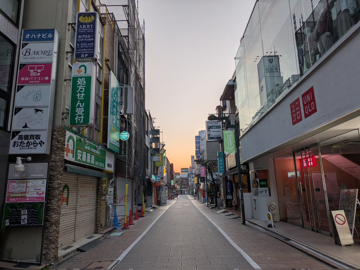 ki_kira_kira's tweet image. おはようございます!!
今朝の都内のいま空は
薄曇り空で少し肌寒い朝。

都内の天気予報は、
☀晴れのち☁くもり、
日中の予想最高気温は21℃位になりそうです。

Sunday☺
本日も心穏やかに
体調管理に気をつけて
頑張りましょう。
#tokyo 
#おはよう 
#いま空