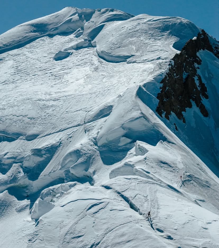 KrisAnnapurna's tweet photo. Nuevo récord FKT del MONT   BLANC en esquí (ida y vuelta)

Mathéo Jacquemoud y Samuel Equy han establecido el nuevo Fastest Known Time con un tiempo de 4h41’24”.

Partieron desde la iglesia de Chamonix, pasaron por Jonction, Grands Mulets y Vallot hasta la cima del Mont Blanc (4.806 m) y regresaron por la cara Norte.
Samuel impuso un fuerte ritmo en la subida (cima en 3h41), Mathéo le siguió muy cerca (3h42) y cerró fuerte en la bajada (descenso en 1h00’40”). Finalmente cruzaron la meta juntos en Chamonix.

Un excelente trabajo en equipo. 

📷Mathéo Jacquemoud y Samuel Equy IG