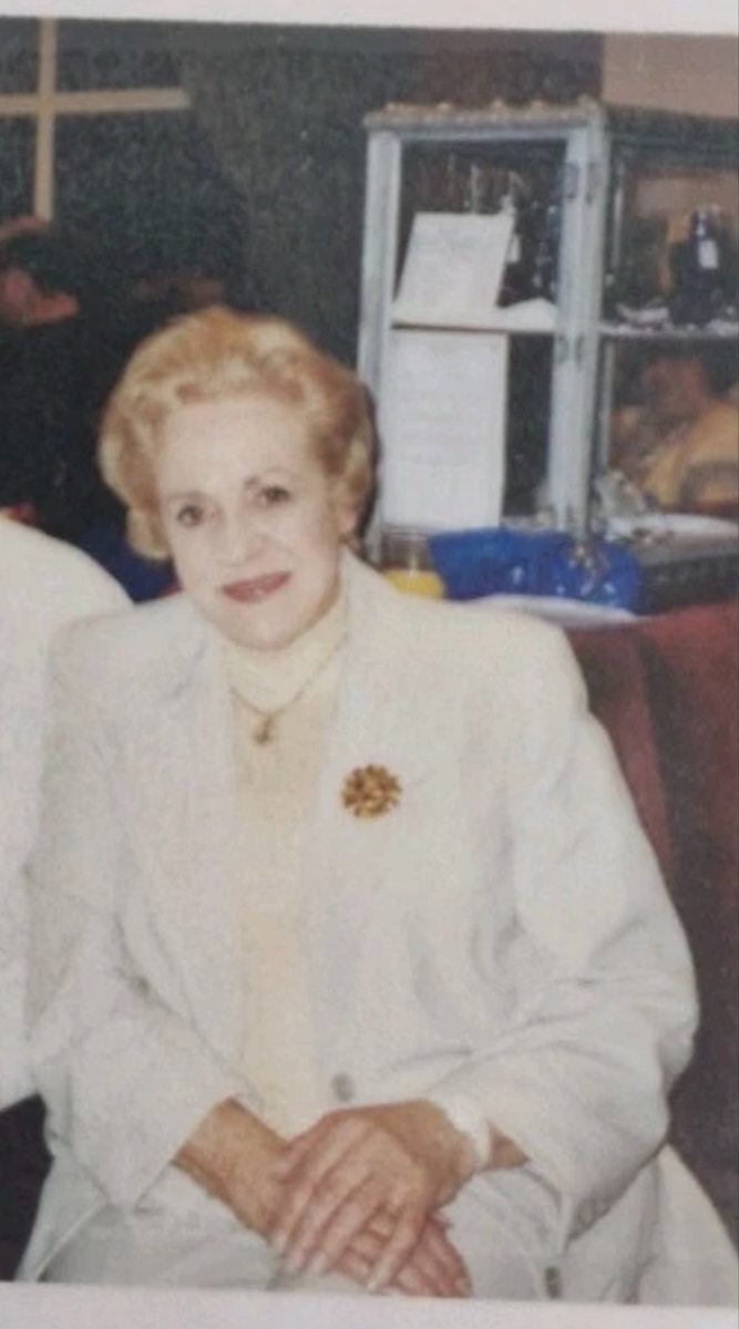 CarmenSilverax's tweet image. Happy Saturday everyone! ☺️ Here are some very rare photos of Carmen whilst meeting fans backstage in 1999 whilst appearing in the play “And Then There Were None” in Darlington ❤️✨  
#carmensilvera #alloallo #theatre 
#britishtv #britishcomedy #compact #crossroads #drwho